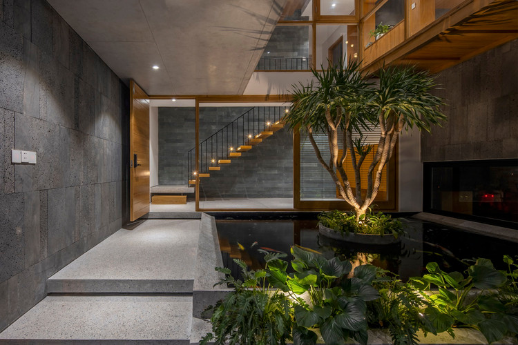 Lui 4 mat, nha Da Nang dua nang gio vao tung goc nho-Hinh-4