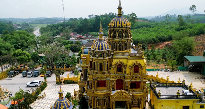 Vuon bonsai “khung” trong lau dai 100 ty cua dai gia xu Nghe