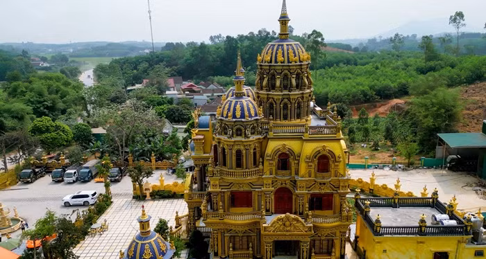 Vuon bonsai “khung” trong lau dai 100 ty cua dai gia xu Nghe
