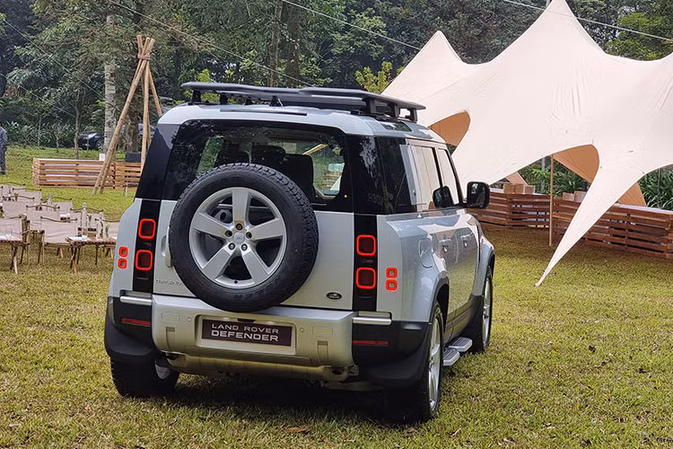Cận cảnh Land Rover Defender 130 tại Việt Nam, cao nhất hơn 7,9 tỷ - Hình 12 Can canh Land Rover Defender 130 tai Viet Nam, cao nhat hon 7,9 ty-Hinh-12