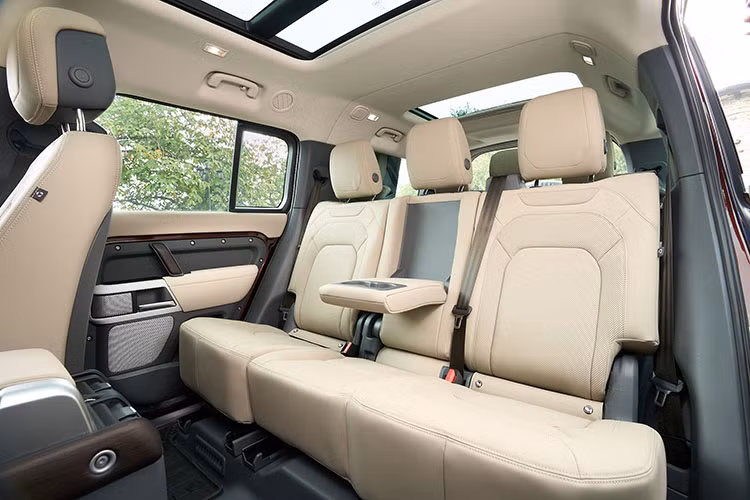 Cận cảnh Land Rover Defender 130 tại Việt Nam, cao nhất hơn 7,9 tỷ - Hình 9 Can canh Land Rover Defender 130 tai Viet Nam, cao nhat hon 7,9 ty-Hinh-9