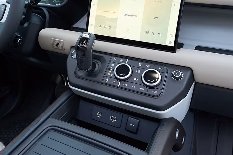 Cận cảnh Land Rover Defender 130 tại Việt Nam, cao nhất hơn 7,9 tỷ - Hình 8 Can canh Land Rover Defender 130 tai Viet Nam, cao nhat hon 7,9 ty-Hinh-8