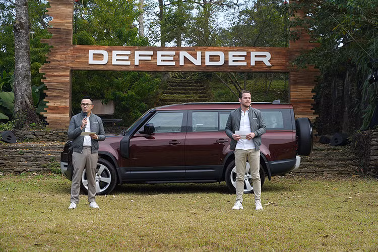 Cận cảnh Land Rover Defender 130 tại Việt Nam, cao nhất hơn 7,9 tỷ - Hình 2 Can canh Land Rover Defender 130 tai Viet Nam, cao nhat hon 7,9 ty-Hinh-2