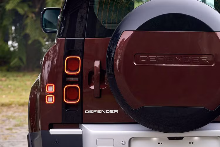 Cận cảnh Land Rover Defender 130 tại Việt Nam, cao nhất hơn 7,9 tỷ - Hình 5 Can canh Land Rover Defender 130 tai Viet Nam, cao nhat hon 7,9 ty-Hinh-5