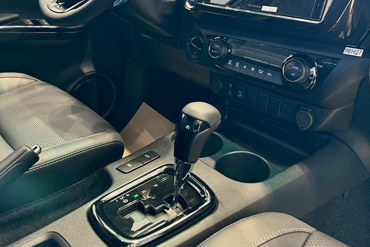 Cận cảnh Toyota Hilux 2024 từ 668 triệu đồng vừa ra mắt Việt Nam - Hình 8 Can canh Toyota Hilux 2024 tu 668 trieu dong vua ra mat Viet Nam-Hinh-8