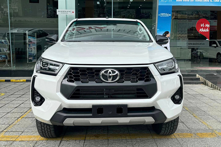 Cận cảnh Toyota Hilux 2024 từ 668 triệu đồng vừa ra mắt Việt Nam - Hình 3 Can canh Toyota Hilux 2024 tu 668 trieu dong vua ra mat Viet Nam-Hinh-3