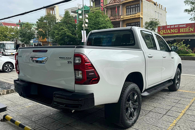 Cận cảnh Toyota Hilux 2024 từ 668 triệu đồng vừa ra mắt Việt Nam - Hình 2 Can canh Toyota Hilux 2024 tu 668 trieu dong vua ra mat Viet Nam-Hinh-2
