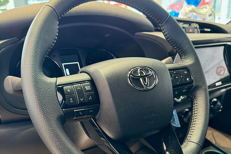 Cận cảnh Toyota Hilux 2024 từ 668 triệu đồng vừa ra mắt Việt Nam - Hình 6 Can canh Toyota Hilux 2024 tu 668 trieu dong vua ra mat Viet Nam-Hinh-6