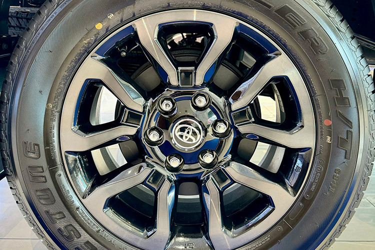 Cận cảnh Toyota Hilux 2024 từ 668 triệu đồng vừa ra mắt Việt Nam - Hình 4 Can canh Toyota Hilux 2024 tu 668 trieu dong vua ra mat Viet Nam-Hinh-4