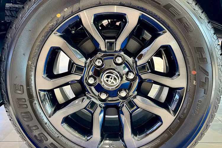 Can canh Toyota Hilux 2024 tu 668 trieu dong vua ra mat Viet Nam-Hinh-4