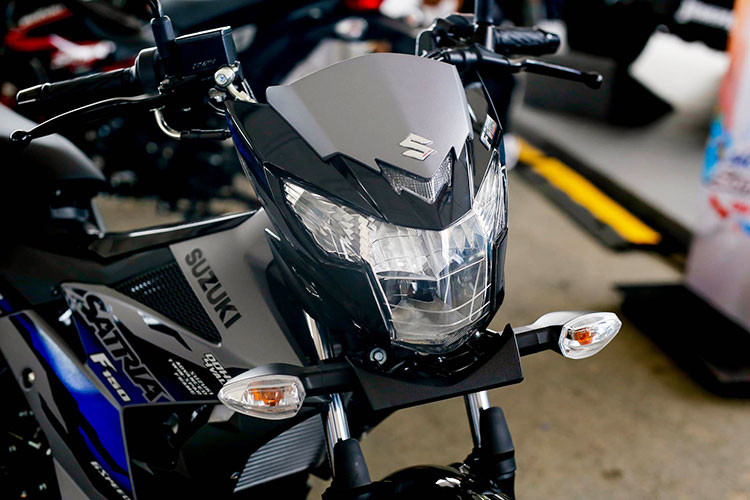 Mẫu xe máy Satria F150 côn tay mang phong cách Hyper-Underbone độc đáo vốn được khách hàng ưa chuộng bởi sự nhỏ gọn và sức mạnh ấn tượng. Mẫu xe này được Suzuki Việt Nam nhập khẩu nguyên chiếc từ Indonesia và phân phối chính hãng tại Việt Nam.