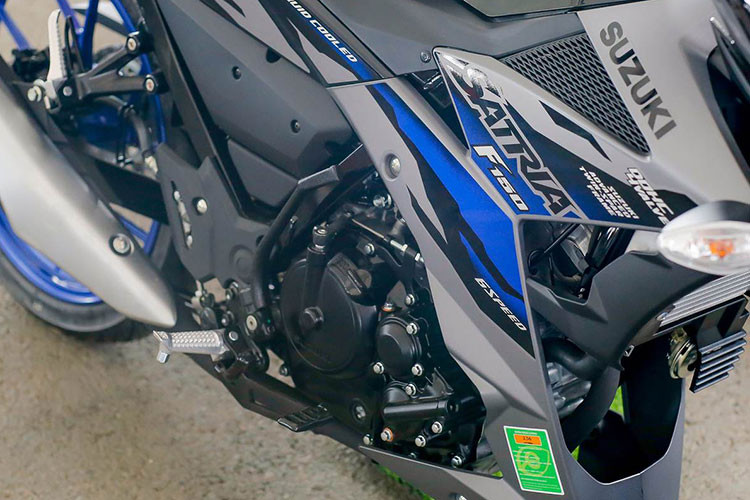 Satria Fi sở hữu khối động cơ xi-lanh đơn, dung tích 147,3 cc, phun xăng điện tử, DOHC, 4 van. Công suất cực đại lên đến 13.6 Kw tại 10.000 vòng/ phút và mô-men xoắn đạt 13,8 Nm tại 8.500 vòng/ phút. Bộ phận nhiên liệu mới tiết kiệm hơn 28% tiêu hao so với thế hệ cũ. Hộp số 6 cấp kết hợp với côn tay không đổi.