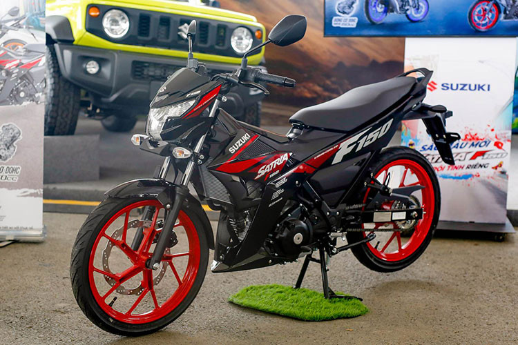 Tổng kích thước của Suzuki Satria F150 2025 gồm Dài x Rộng x Cao lần lượt là 1.960mm x 675mm x 980mm. Chiều dài cơ sở 1.280mm, chiều cao yên 765 mm giúp tư thế ngồi khi vận hành của xe khá rộng và thoáng giúp người lái có thể dễ dàng quan sát.
