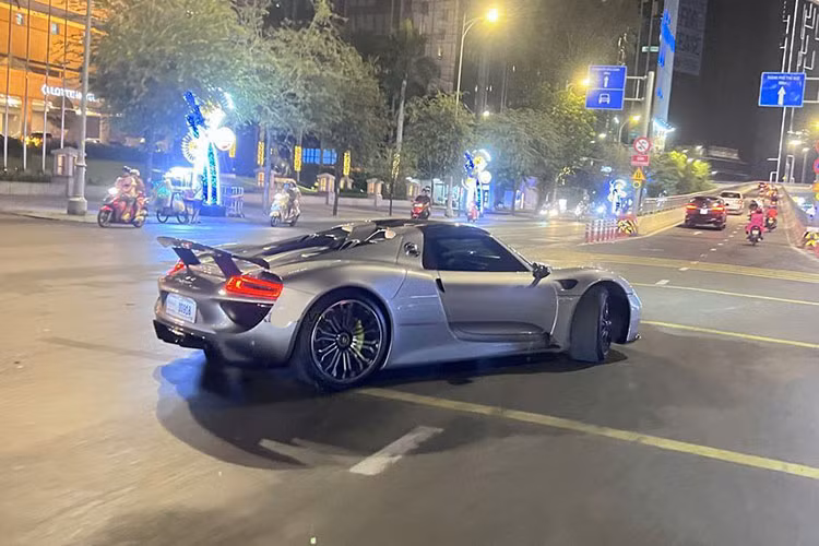 Porsche 918 Spyder sieu hiem ra pho choi Tet sau 2 nam “o an”-Hinh-4