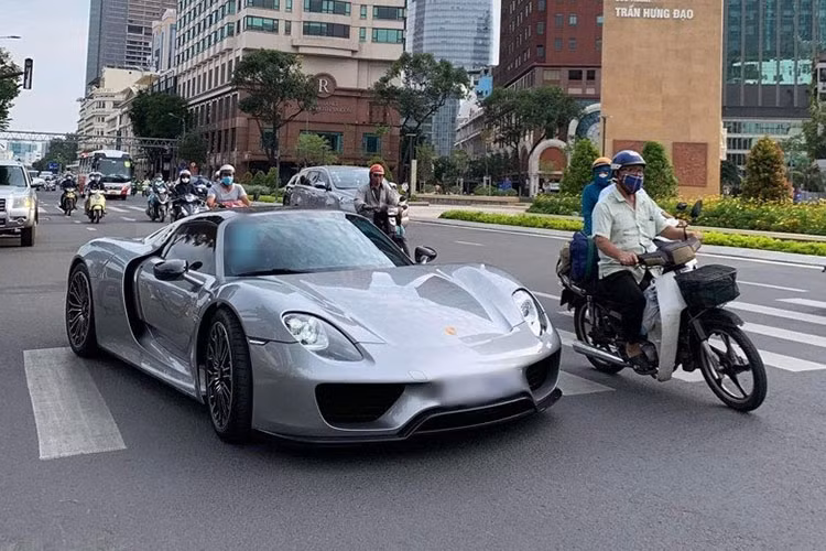 Porsche 918 Spyder sieu hiem ra pho choi Tet sau 2 nam “o an”