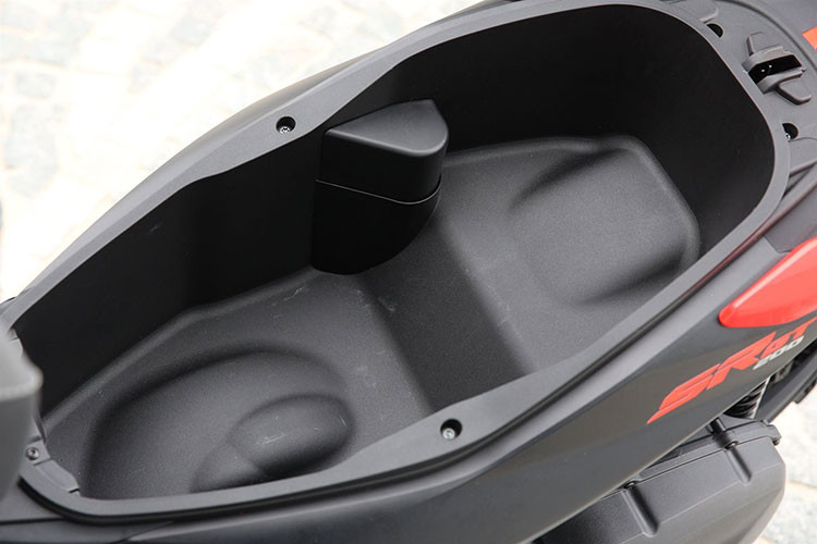 Aprilia SR GT 200 moi tu 106 trieu dong, thach thuc Honda ADV-Hinh-5