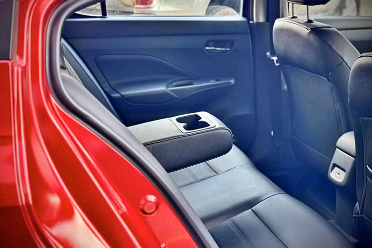 Nissan Almera moi ra mat Viet Nam dang giam hang chuc trieu dong-Hinh-9