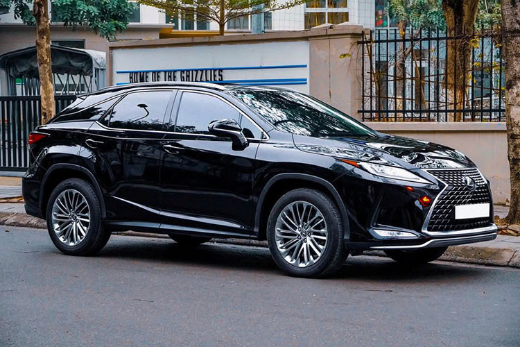 Lexus RX350 2022 len san oto cu, chu xe lo nhe 1 ty dong