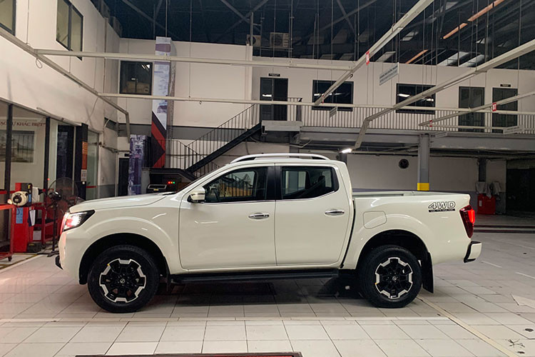 Nissan Navara giam toi 80 trieu dong 