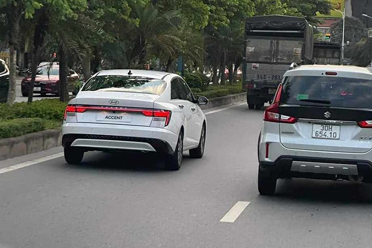 Theo thông tin mới nhất được các đại lý Hyundai tiết lộ, Accent 2024 hoàn toàn mới sắp được ra mắt tại Việt Nam ngay trong cuối tháng 6 hoặc đầu tháng 7 tới đây. Tuy nhiên, thông tin Hyundai Accent 2024 về Việt Nam hiện vẫn chưa được TC Motor xác nhận.