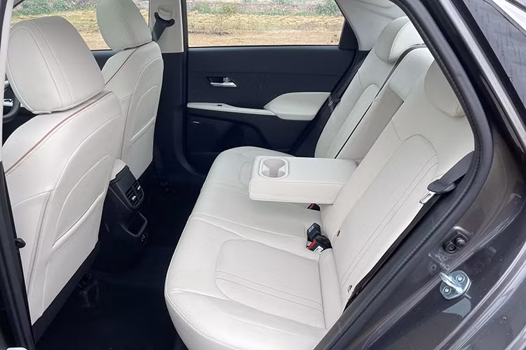 Cung cấp sức mạnh cho Accent 2024 là các tùy chọn động cơ gồm máy xăng 1.5L hút khí tự nhiên, công suất 115 PS, mô-men xoắn 144 Nm, kết hợp số sàn 6 cấp hoặc số IVT. Bản tăng áp 1.5L có công suất 160 PS, mô-men xoắn 253 Nm, kết hợp số ly hợp kép 7 cấp.