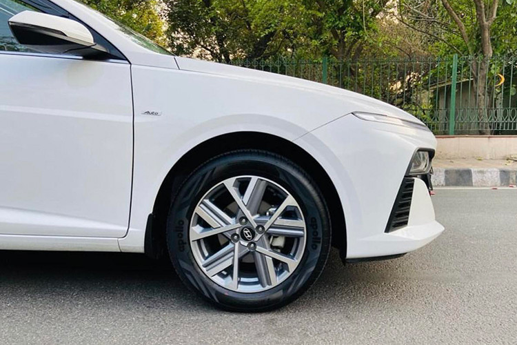 Cụm đèn hậu LED mới kéo dài ngang đuôi và tạo hình giống như răng nanh. Hông xe đặc biệt góc cạnh, tạo cảm tưởng như một phiên bản sedan của Tucson. Cột C của xe cũng được trang trí bằng chi tiết mạ chrome. Dàn mâm mới thể thao và ấn tượng.