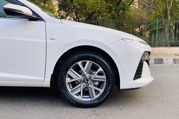 Cụm đèn hậu LED mới kéo dài ngang đuôi và tạo hình giống như răng nanh. Hông xe đặc biệt góc cạnh, tạo cảm tưởng như một phiên bản sedan của Tucson. Cột C của xe cũng được trang trí bằng chi tiết mạ chrome. Dàn mâm mới thể thao và ấn tượng.