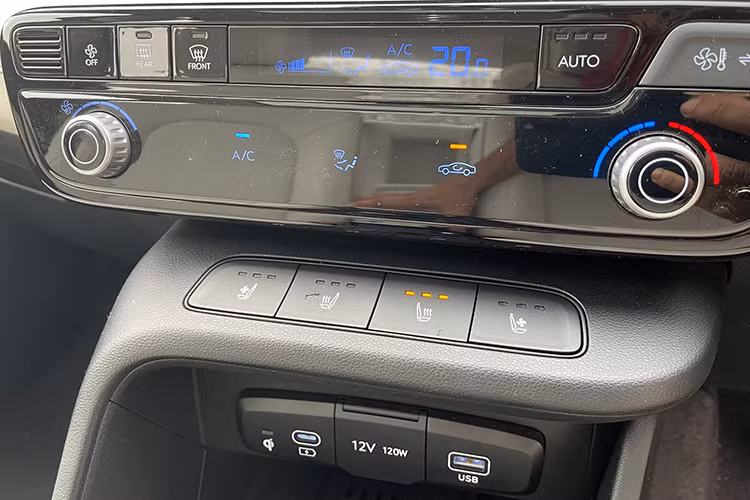 Một số trang bị tiện nghi nổi bật khác còn có sạc điện thoại không dây, phanh đỗ điện tử (chỉ có trên bản cao cấp nhất) và rèm che nắng phía sau - thứ mà thường chỉ thấy trên các dòng xe sang. Ghế xe có tích hợp sưởi và làm mát, thông gió.