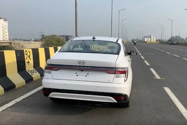 Về an toàn, xe có gói SmartSense với khả năng tự hành cấp độ 2. Một số tính năng đáng chú ý trong gói công nghệ này có cảnh báo va chạm sớm, hỗ trợ giữ làn đường, cảnh báo điểm mù, cảnh báo tài xế tập trung... Mẫu xe này giờ có trang bị tiêu chuẩn là 6 túi khí.