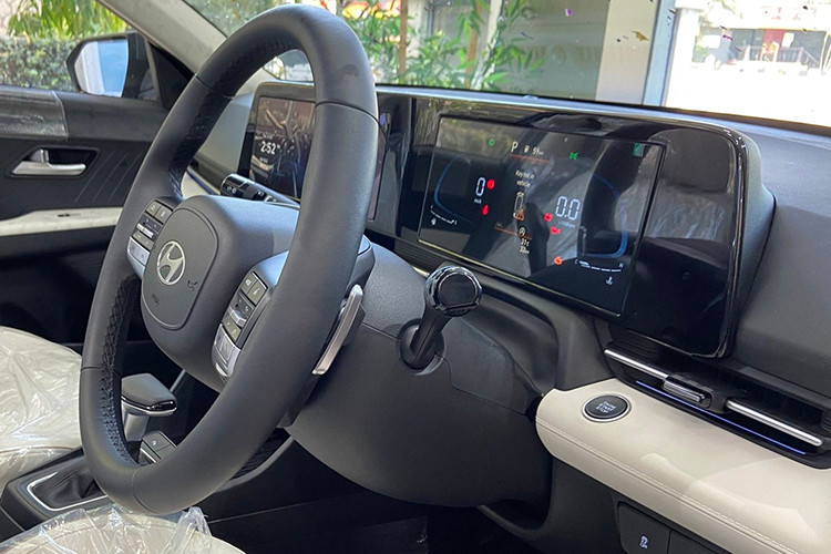 Hiện chưa rõ các trang bị trên Hyundai Accent 2024 dành cho thị trường Việt Nam. Tại Ấn độ, Accent 2024 được trang bị cặp màn hình siêu lớn 10,25 inch đặt nổi, vô lăng đổi từ loại 3 chấu sang 2 chấu. Xe còn được trang bị cụm điều khiển trung tâm phủ mặt kính sang trọng. Đèn nội thất 64 màu có thể thay đổi tùy ý.