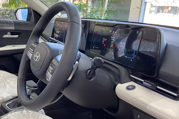 Hiện chưa rõ các trang bị trên Hyundai Accent 2024 dành cho thị trường Việt Nam. Tại Ấn độ, Accent 2024 được trang bị cặp màn hình siêu lớn 10,25 inch đặt nổi, vô lăng đổi từ loại 3 chấu sang 2 chấu. Xe còn được trang bị cụm điều khiển trung tâm phủ mặt kính sang trọng. Đèn nội thất 64 màu có thể thay đổi tùy ý.