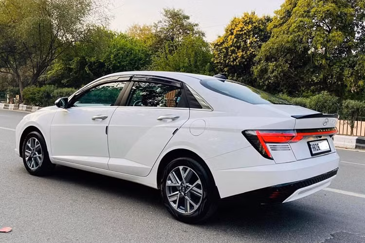 Xe trang bị cụm đèn hậu LED mới chạy dài, trông khá giống thiết kế trên "đàn anh" Elantra. Nhìn từ phần thân là bộ mâm 5 chấu kép kiểu dáng giống hệt bản kích thước 16 inch đang phân phối tại Ấn Độ. Đuôi xe cũng được điều chỉnh nhiều.