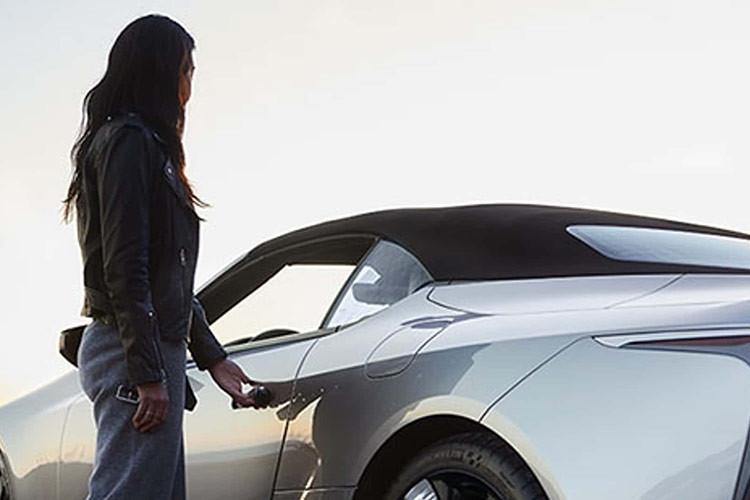 Ngoài ra, xe còn có các tính năng an toàn khác như cảnh báo điểm mù, cảnh báo giao thông cắt ngang phía sau, camera 360 độ và cảm biến đỗ xe trước/sau.