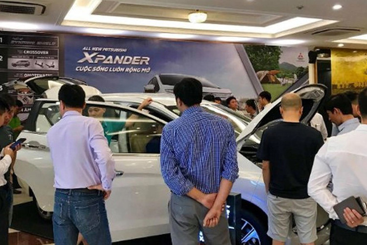 Oto khan hang ngay can Tet, khach mua xe phai cho nhieu ngay