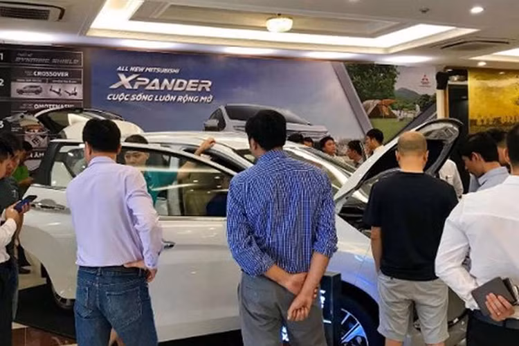 Oto khan hang ngay can Tet, khach mua xe phai cho nhieu ngay