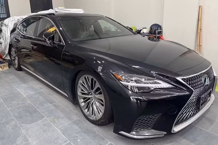 Lexus LS500 2022 moi cung, 