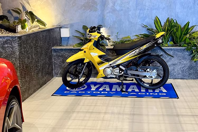 Hiện tại, để sở hữu một chiếc xe côn tay Yamaha 125ZR mới, khách hàng phải bỏ ra từ 400 triệu đến 600 triệu, tùy vào phiên bản. Xe qua sử dụng cũng có giá hơn 200 triệu đồng. Chiếc 125ZR của ông Nguyễn Quốc Cường là xe mới hoàn toàn, chưa đổ nhiên liệu.