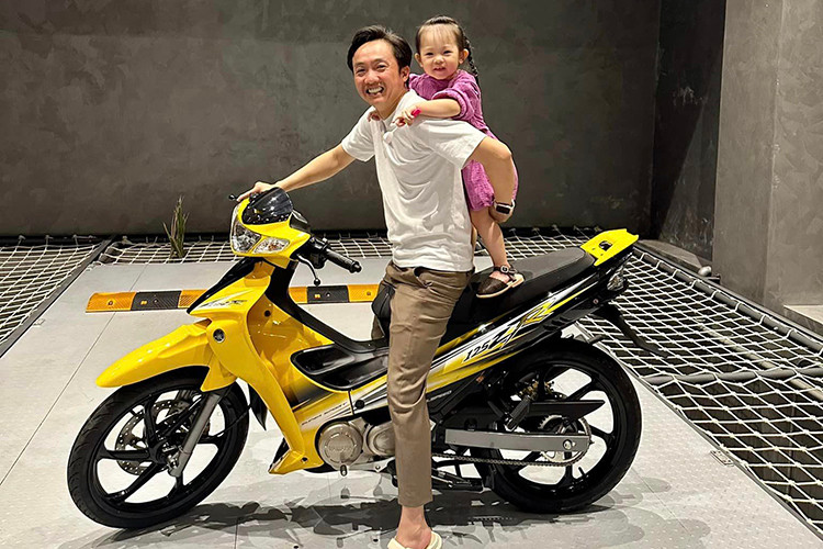 Yamaha 125ZR Đầu năm 2023, Cường Đô la được tặng Yamaha 125ZR hàng hiếm tại Việt Nam nhân dịp sinh nhật. mẫu xe côn tay Yamaha 125ZR được biết đến tại Việt Nam với tên gọi "YaZ", là mẫu xe 2 thì được ưa chuộng bên cạnh Suzuki RGV/Satria. Yamaha 125ZR tại Việt Nam hầu hết nhập khẩu từ Malaysia. Đáng tiếc là mẫu xe này bị khai tử tại Malaysia vào năm 2018 vì vấn đề khí thải.