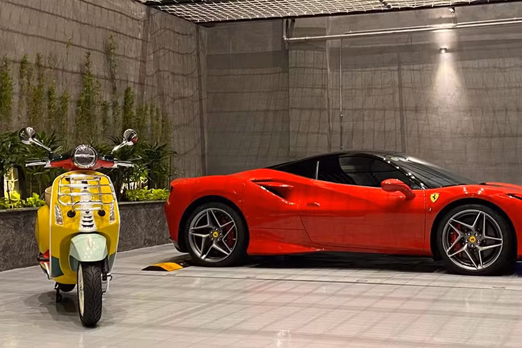 Vespa Primavera Sean Wotherspoon Với xe tay ga, Cường Đô la tậu Vespa Primavera Sean Wotherspoon. Đáng chú ý là hãng xe Italy chỉ phân phối đúng 50 chiếc Vespa Primavera Sean Wotherspoon cho thị trường Việt Nam. Ở thời điểm ra mắt Việt Nam, mẫu xe tay ga này có giá 135 triệu đồng - đắt hơn gần gấp đôi so với Primavera tiêu chuẩn.