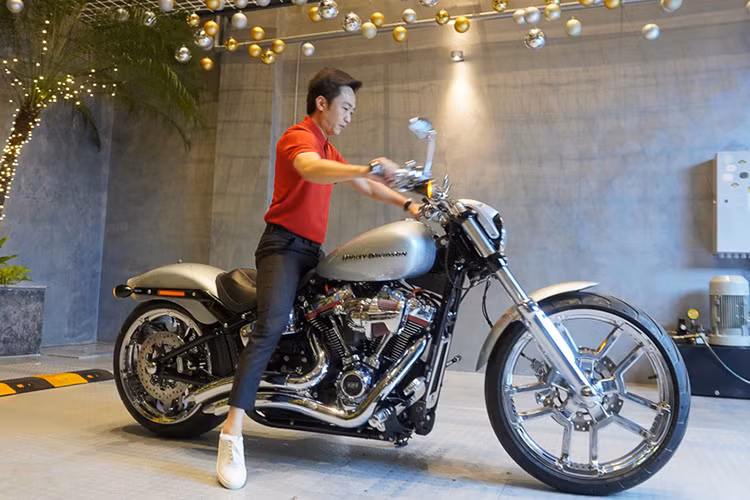 Ngoài ra, xe còn được trang bị ốp đèn trước, ghi-đông mạ chrome mới và hệ thống ống xả Vance & Hines. Động cơ của xe cũng được độ từ 114 Ci lên 131 Ci, tương đương 2.146 cc. Đây là động cơ có dung tích lớn nhất mà Harley-Davidson sản xuất cho dòng Softail.