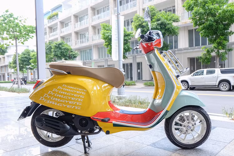 Được chấp bút bởi nhà thiết kế danh tiếng Sean Wotherspoon, Primavera Sean Wotherspoon khoác lên mình những mảng màu: vàng, đỏ, xanh đậm và xanh bạc hà. Yên xe của Primavera Sean Wotherspoon sử dụng chất liệu nhung màu nâu nhạt với đường viền màu trắng đi kèm logo và chữ ký của nhà thiết kế Sean Wotherspoon.