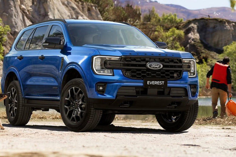 10. Ford Everest: 1.281 xe Doanh số bán Ford Everest trong tháng 10/2024 đạt 1.281 xe, tăng 35% so với tháng trước (948 xe). Kết quả này giúp Everest góp măt trong top 10 ô tô bán chạy nhất tháng cùng với Ranger. Xe được phân phối 5 phiên bản đi kèm mức giá 1,099 - 1,452 tỉ đồng. Mới đây, Everest bổ sung thêm bản Platinum, có giá 1,545 tỉ đồng. Cộng dồn 10 tháng của năm 2024, doanh số bán mẫu SUV 7 chỗ này đạt 8.434 xe.