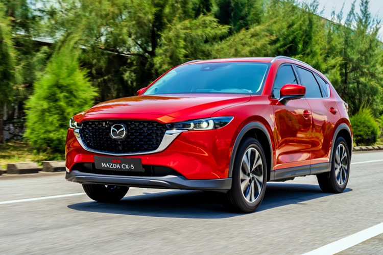 2. Mazda CX-5: 2.008 xe Bám sát phía sau vua doanh số Mitsubishi Xpander là Mazda CX-5 khi bán ra được 2.008 xe, tăng 8,1% so với tháng trước và giữ nguyên vị trí thứ 2 trong bảng xếp hạng. Tính đến hết tháng 10 năm 2024, doanh số của Mazda CX-5 đạt 11.248 xe. Mazda CX-5 hiện được THACO lắp ráp trong nước và bán ra thị trường với 3 phiên bản, đều được trang bị động cơ Skyactiv-G dung tích 2.0L, giá từ 749-829 triệu đồng.