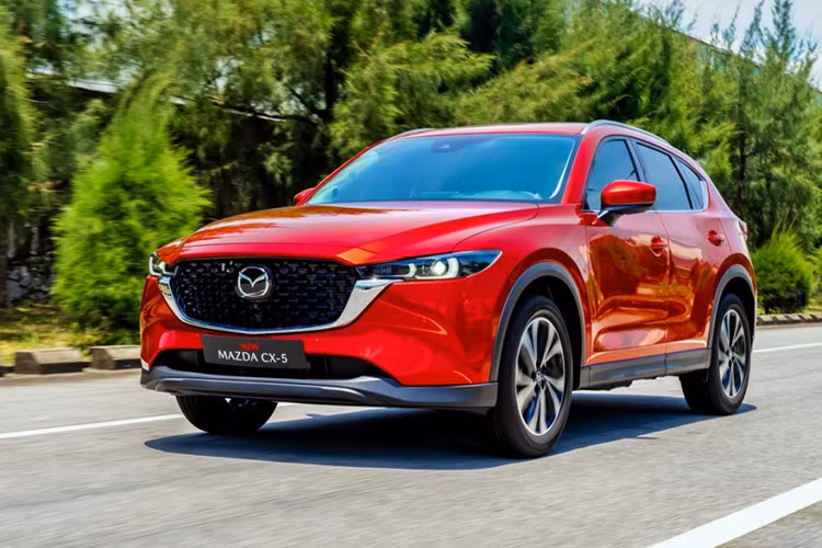 2. Mazda CX-5: 2.008 xe Bám sát phía sau vua doanh số Mitsubishi Xpander là Mazda CX-5 khi bán ra được 2.008 xe, tăng 8,1% so với tháng trước và giữ nguyên vị trí thứ 2 trong bảng xếp hạng. Tính đến hết tháng 10 năm 2024, doanh số của Mazda CX-5 đạt 11.248 xe. Mazda CX-5 hiện được THACO lắp ráp trong nước và bán ra thị trường với 3 phiên bản, đều được trang bị động cơ Skyactiv-G dung tích 2.0L, giá từ 749-829 triệu đồng.