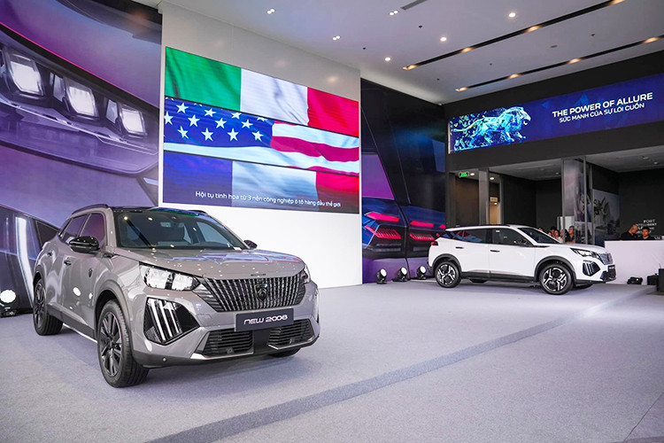 Với giá bán từ 829 - 899 triệu đồng, Peugeot 2008 thậm chí còn đắt hơn cả một số mẫu SUV cỡ C. Cụ thể, Mazda CX-5 có giá từ 749 triệu đồng, Hyundai Tucson từ 769 triệu đồng và Ford Territory từ 759 triệu đồng, đặt ra thách thức không nhỏ về khả năng cạnh tranh của 2008 tại thị trường Việt Nam.