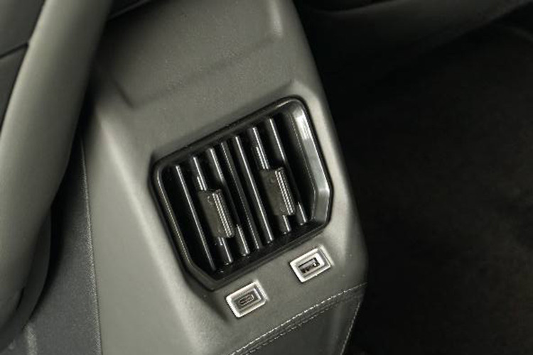 Bên cạnh đó, các tính năng an toàn tiên tiến vẫn được duy trì để hỗ trợ người lái trong quá trình vận hành như: hỗ trợ giữ làn đường; cảnh báo điểm mù; phanh an toàn chủ động; nhắc nhở người lái tập trung. Đặc biệt nhận diện biển báo giới hạn tốc độ, cho phép người lái dễ dàng thiết lập tốc độ vào hệ thống điều khiển hành trình (Cruise Control) hoặc giới hạn tốc độ (Speed Limiter).