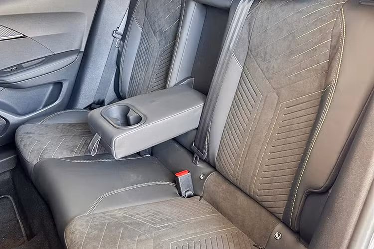 Phiên bản cao cấp nhất GT của New Peugeot 2008 còn trang bị thêm cửa sổ trời toàn cảnh, nội thất ghế da phối Alcantara, tích hợp tính năng massage ghế lái và sưởi cho cả ghế lái lẫn ghế phụ; hệ thống đèn viền nội thất tùy chỉnh 8 màu; sạc không dây công suất 15W.