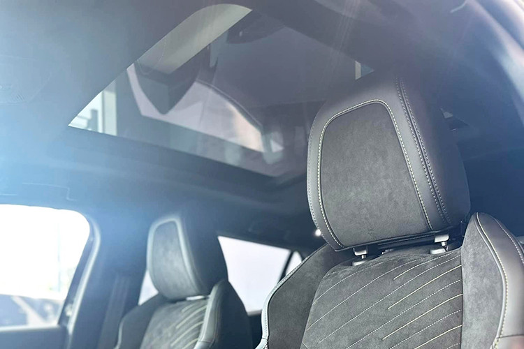 Về khả năng vận hành, New Peugeot 2008 được trang bị động cơ 1.2L Turbo Puretech thế hệ mới, cho công suất 133 mã lực. Về tính năng an toàn, New Peugeot 2008 đã được bổ sung tính năng giả lập hình ảnh 360 độ, hỗ trợ quan sát toàn cảnh nhờ hệ thống camera trước và sau xe có độ phân giải cao.