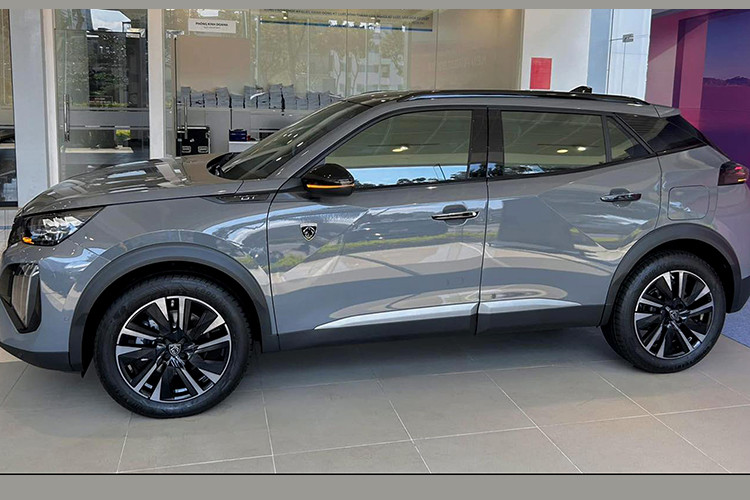 Mức giá xe Peugeot 2008 2025 niêm yết chính hãng lần lượt là 829 triệu đồng và 899 triệu đồng, cao hơn đáng kể so với phiên bản tiền nhiệm. So với bản cũ, 2008 2025 có mức giá tăng đáng kể. Trước đây, phiên bản tiêu chuẩn của mẫu xe này có giá khởi điểm từ 789 triệu đồng.