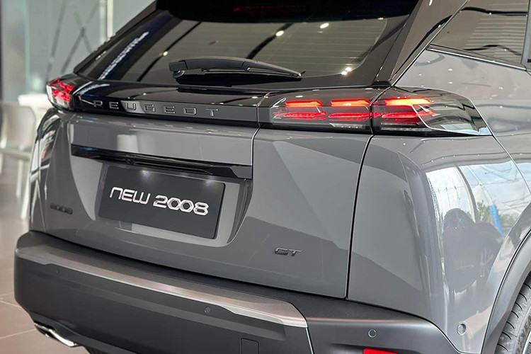 Về thiết kế, Peugeot 2008 2025 tại Việt Nam không có quá nhiều thay đổi mang tính đột phá so với thế hệ cũ. Tuy nhiên, hãng xe Pháp vẫn tinh chỉnh một số chi tiết để mang đến diện mạo hiện đại hơn.